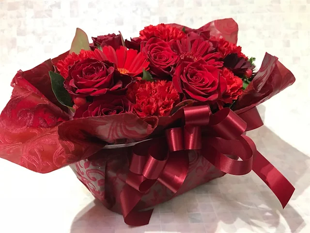 ピンクと赤のバラを合わせた華やかな花束