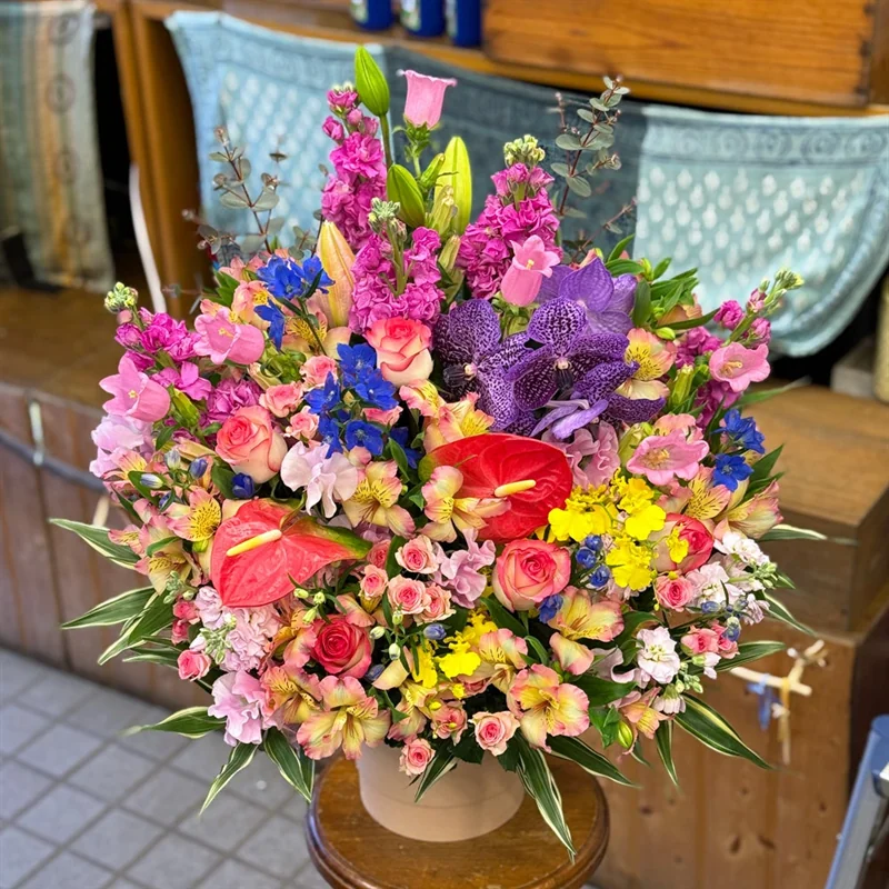 色とりどりの季節の花を束ねたアレンジメント